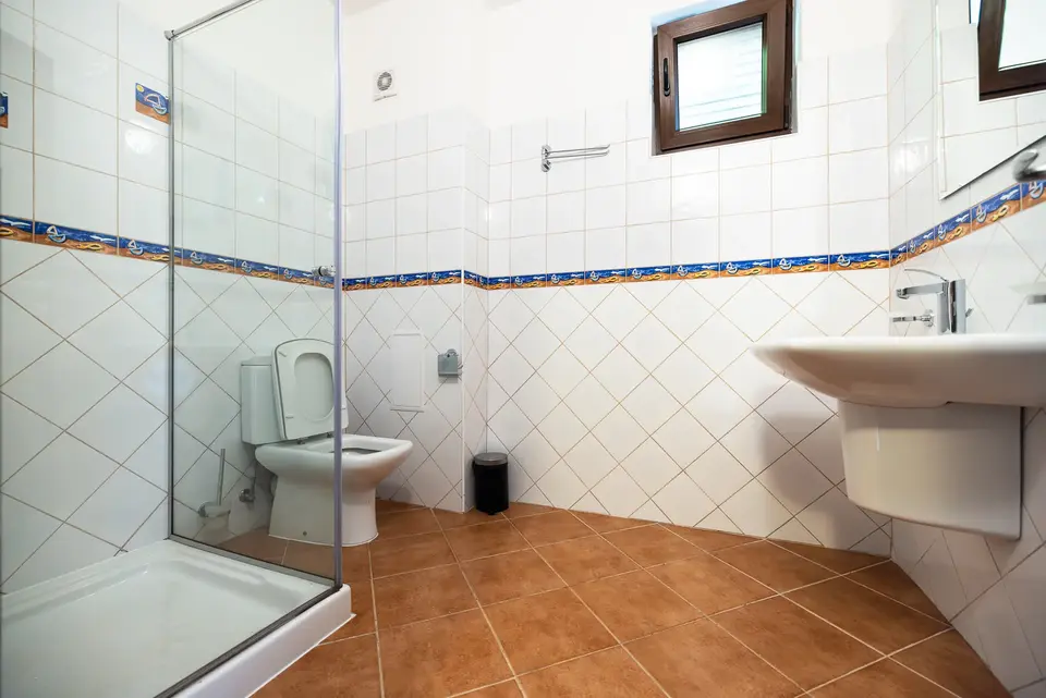 Банята с душ кабина и WC